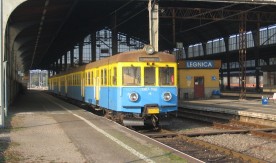 Elektryczny zespół trakcyjny EN57-1166 na stacji w Legnicy. 11 października...