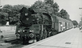 Parowóz Ol49-78 z wagonami Bhp jako pociąg osobowy nr 15031...