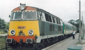 Lokomotywa spalinowa SU45-161 z pociągiem pospiesznym na stacji w Kościerzynie....