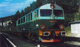 Lokomotywa spalinowa SU46-048 z pociągiem osobowym na stacji w Krynicy...